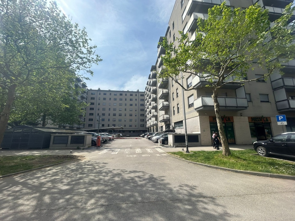Lola Suite, One Bedroom Place With Free Parking