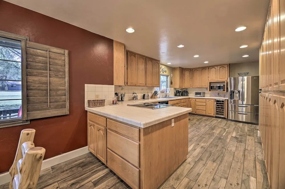 4 Mi to Woodland Lake: 2-story Home w/ Grill