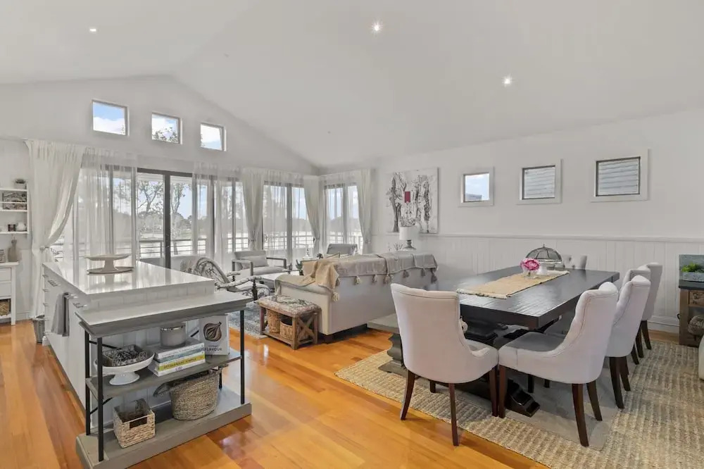 Lakeside 3-bed Family Home With Amazing Views