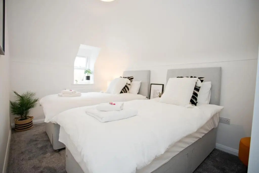 Stylish 2 Bedroom Apt - Parking - 5 Mins walk to Beach