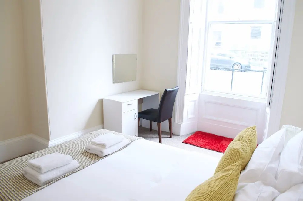 3 Bedroom Apartment In Edinburgh