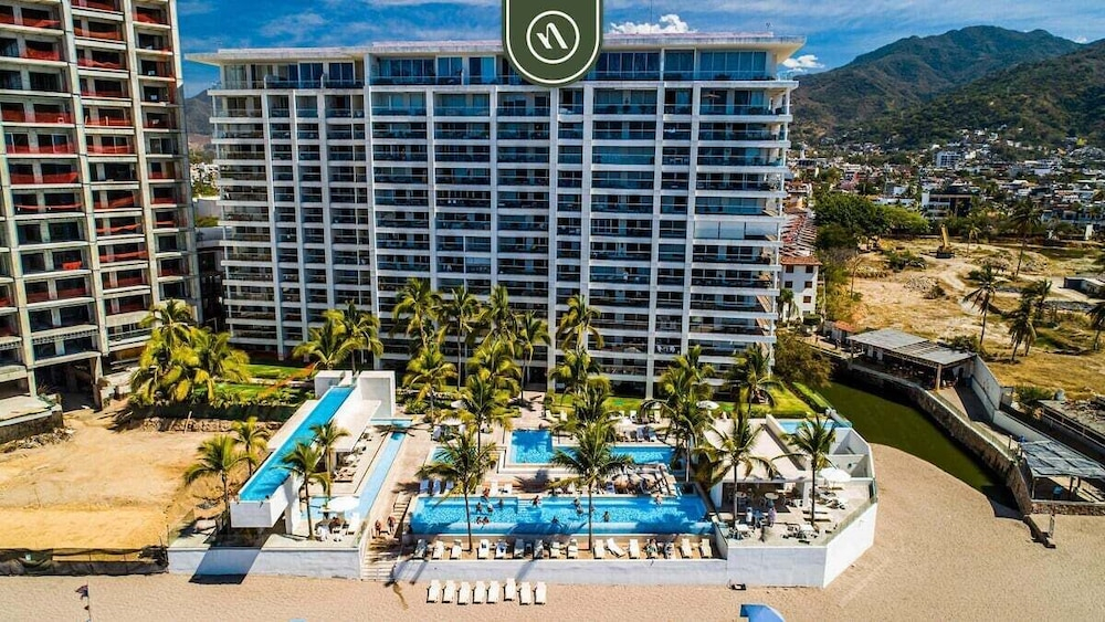 Oceanview Studio - King Bed - Pools - Beachclub