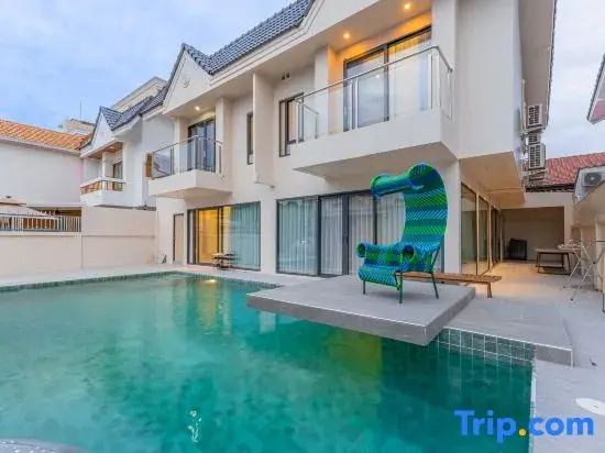 TML-4 bedroom 6 bathroom villa in Pattaya city (private KTV room + pool)