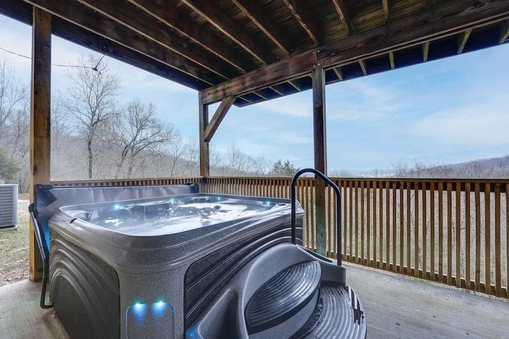 Pet-friendly Branson West Lodge w/ Hot Tub!