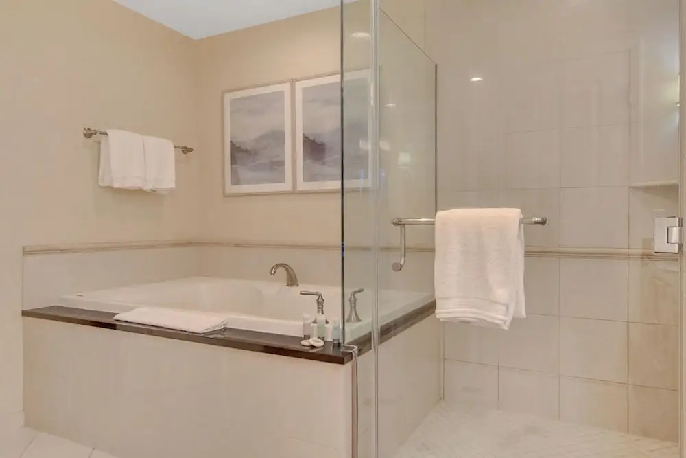 Premium Suite w/balcony at The Signature