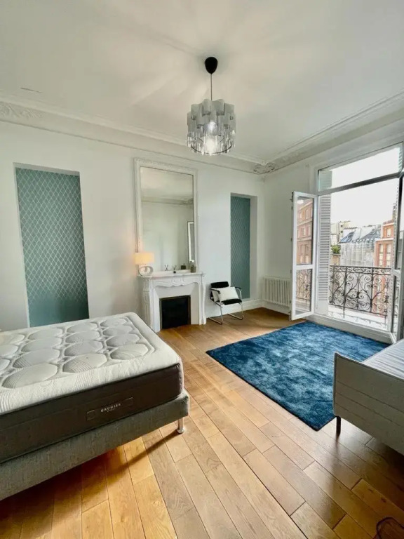 Magnifique flat avec balcon Champs-Elysées. AC