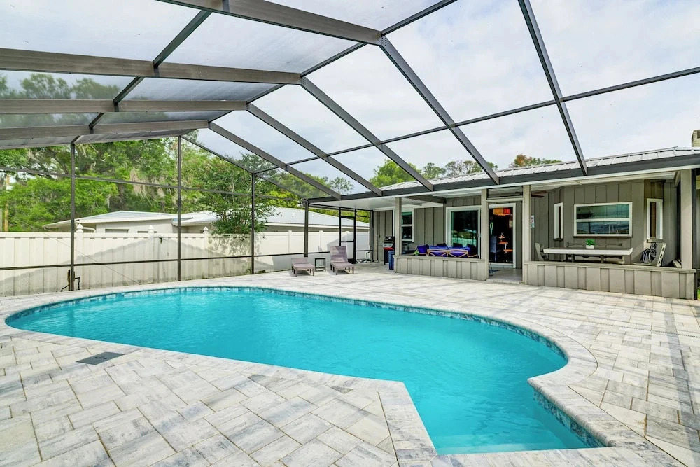 Coastal Group Getaway Near Three Sisters Springs
