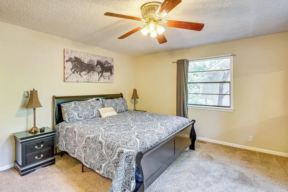 1/2 Mi to DeSoto Lake: Hot Springs Village Home