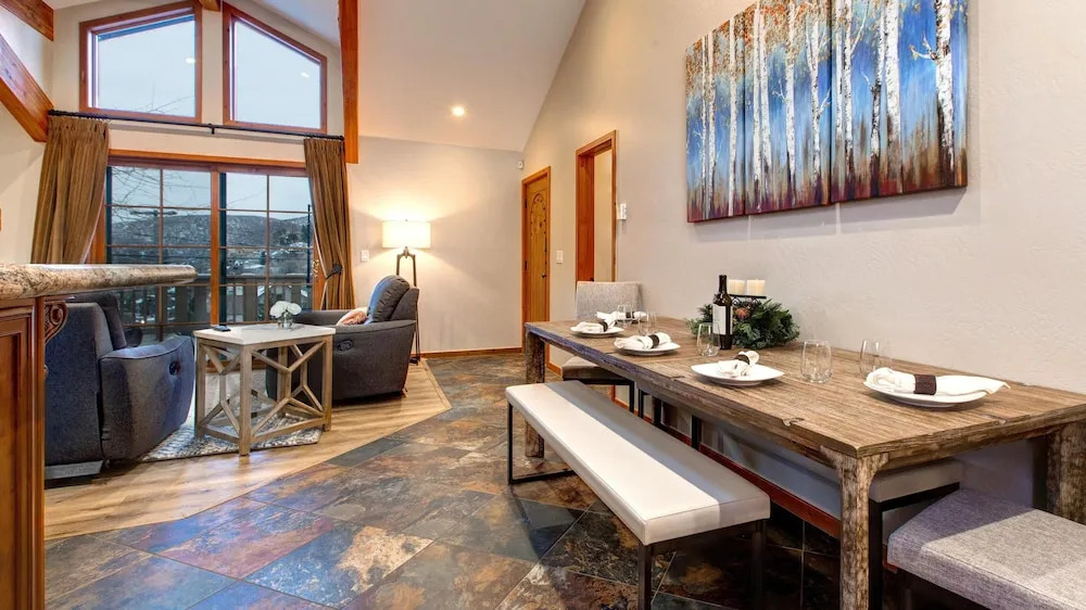 Main Street Lookout 3 Bedroom Townhouse by RedAwning