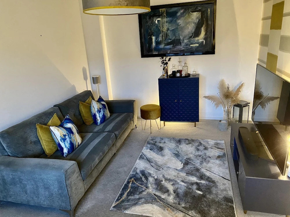 Stunning 4 Bed House With Cinema Room & Parking
