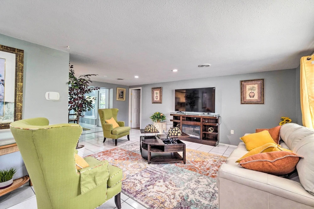 Peaceful Venice Villa w/ Patio - 2 Miles to Beach