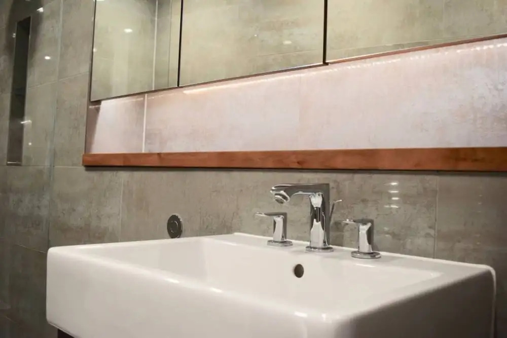 Modern 2 Bedroom Bayswater Apartment