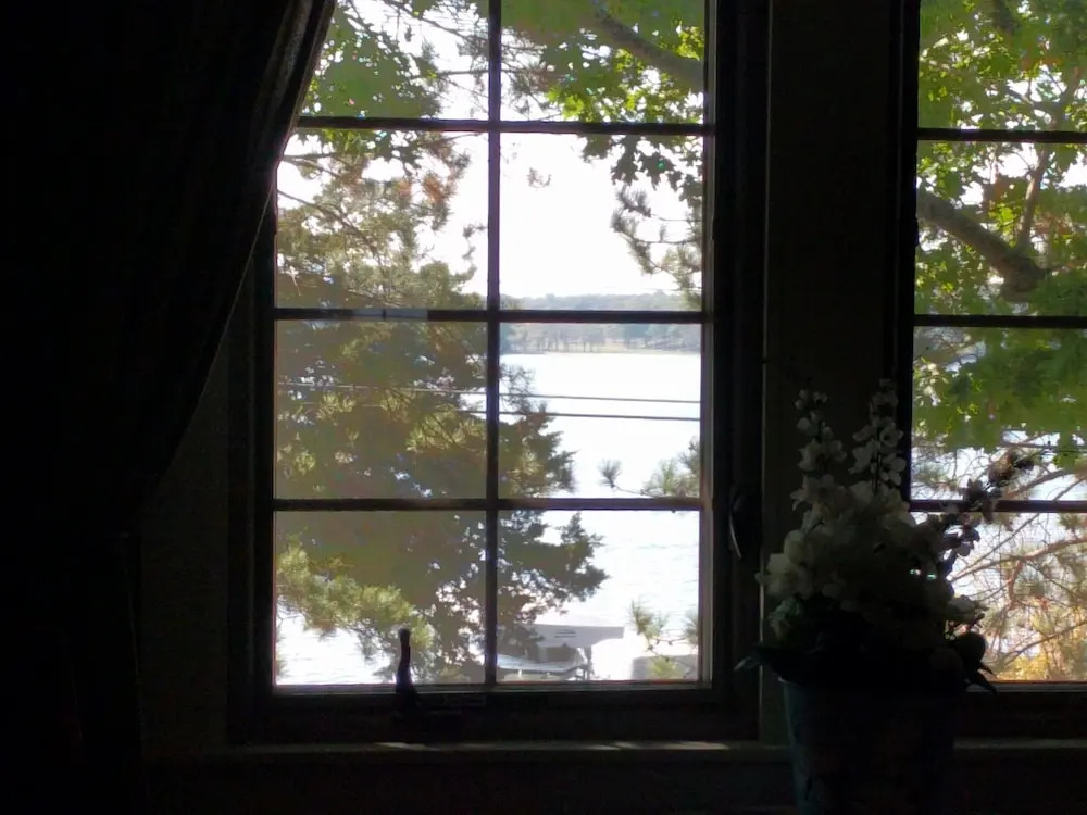 Lake Ripley Lodge w Lake Front Rooms, Grand Porch, Kayaks & Paddleboard