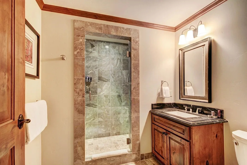 Luxe 2BR+Den Ritz-Carlton Residence Quiet Location by RedAwning
