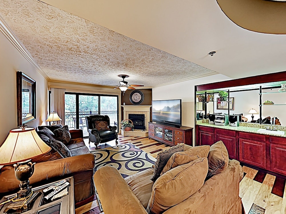 New Listing! Smoky Mountain Near Downtown 2 Bedroom Condo