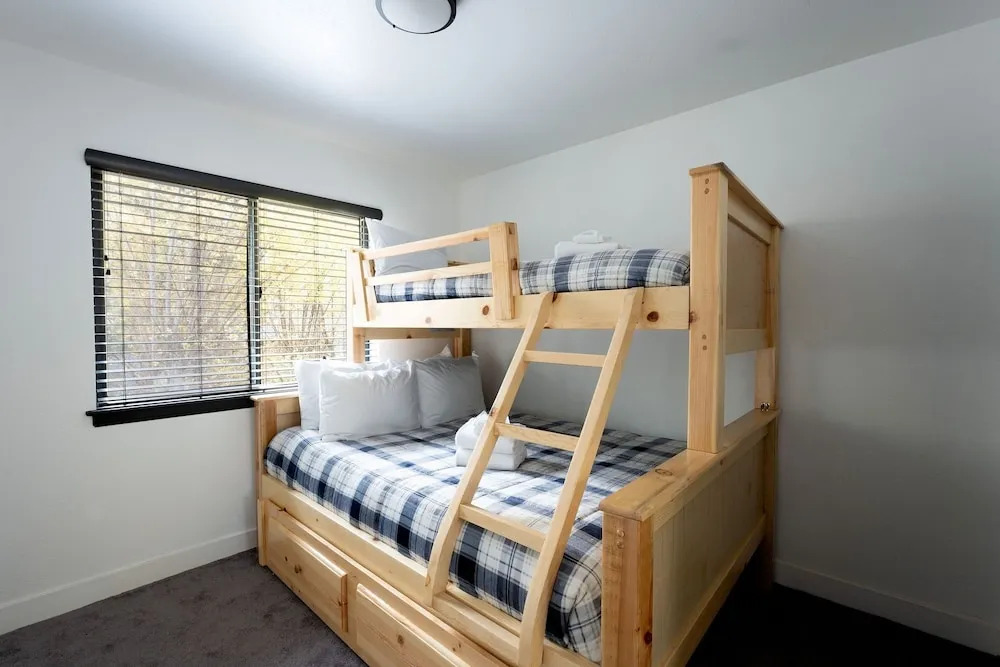 58 - Kuzzie Bear Chalet 4 Bedroom Home by RedAwning
