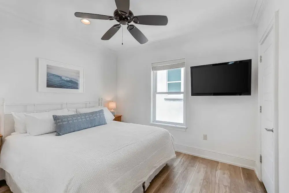 Sleeps 20, Private Pool, Putting Green, Walk to Beach Vitamin Sea by Avantstay