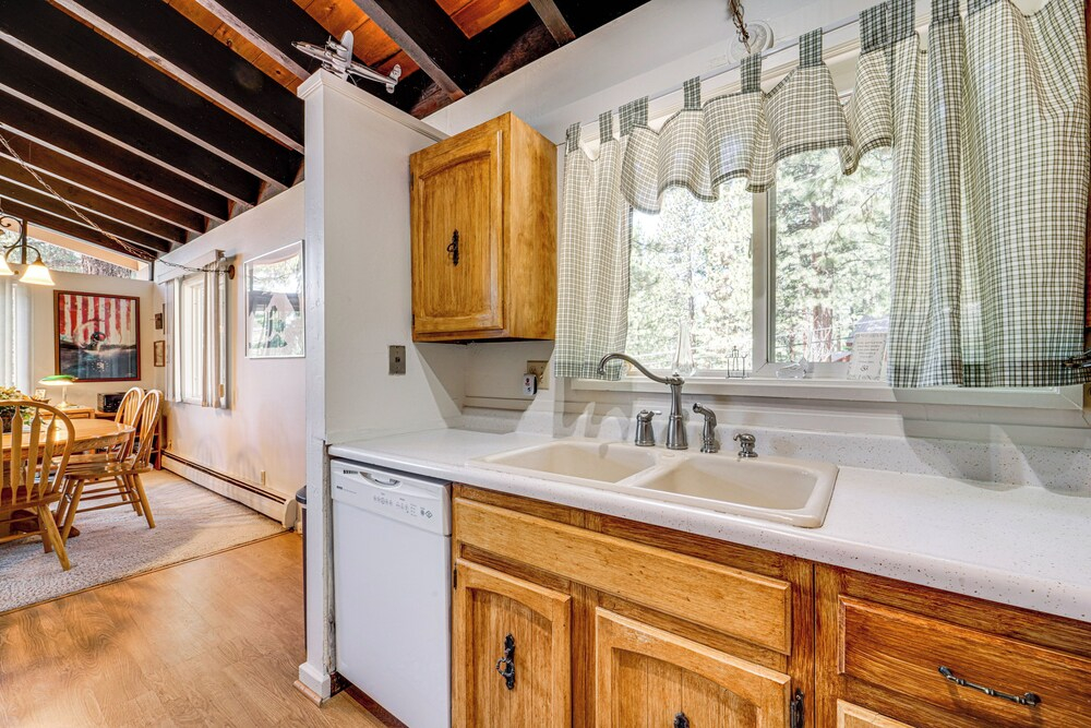 Walk to Lake Tahoe: Family Retreat w/ Deck