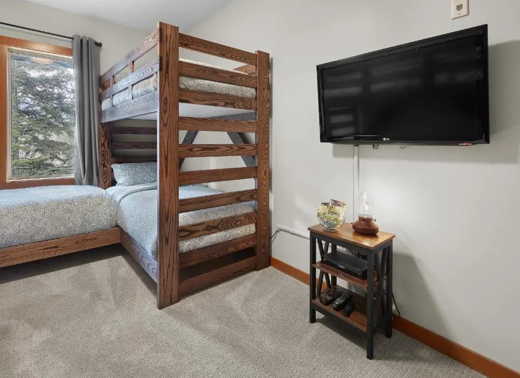 Newly Renovated Grizzly Lodge, Spacious 3BR 2BA with open pool, hot tub