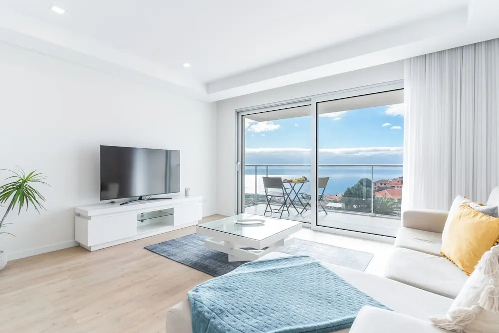 Horizonte Completo II by Atlantic Holiday