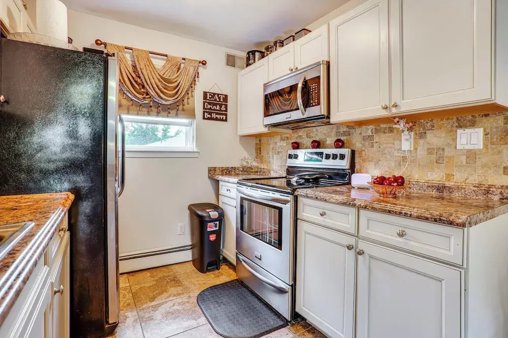 8 Mi to Long Beach: Cozy Apt w/ Fenced Yard!