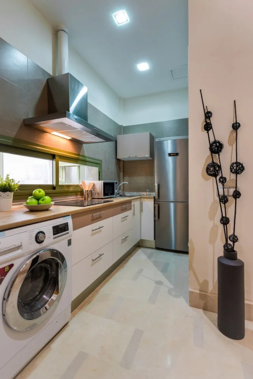 Quiet 1 BD Apartment With Unbeatable Location!!. Sierpes II