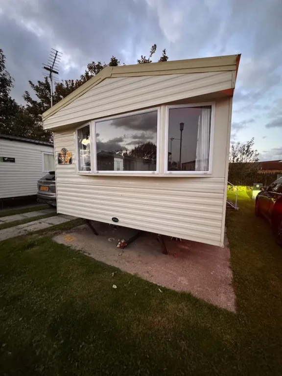 2 Bed Caravan - Sleeps 6 - Pet Friendly, Parking