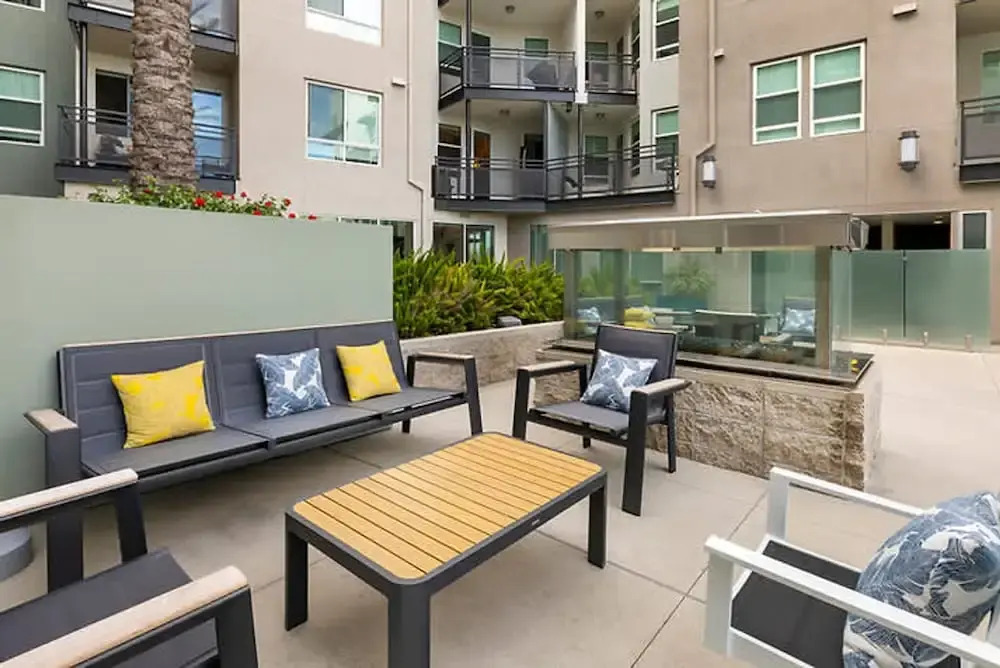 Deco Style W Pool GYM Parking 10 Min to Cedars