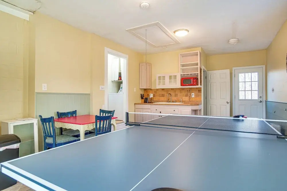 Ping-pong & Backyard: Spacious Chatham Retreat