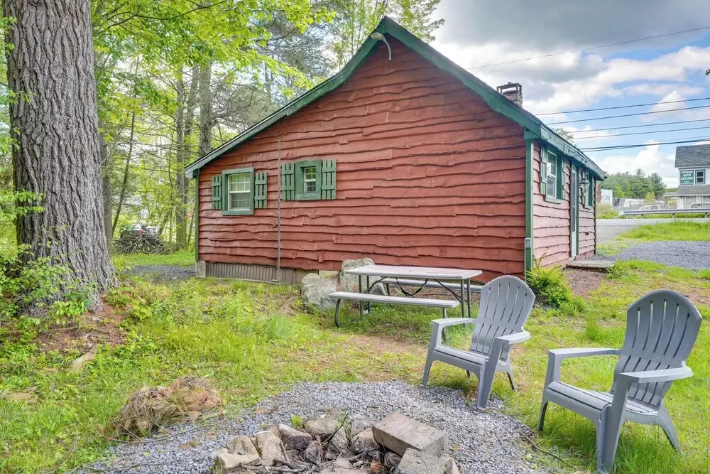 Pocono Couple's Getaway! Cute Cabin on 8 Acres