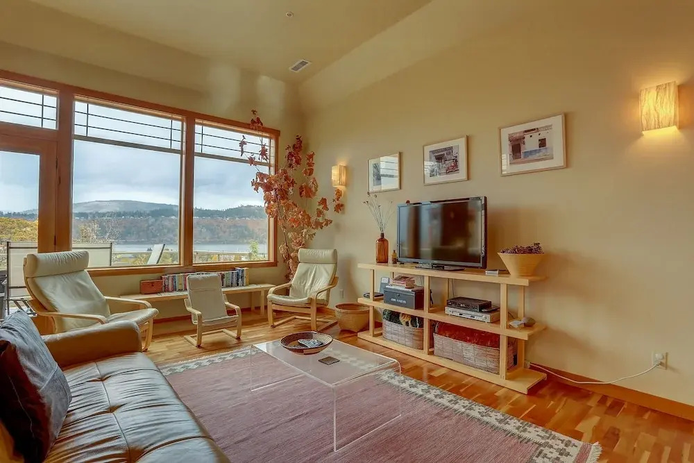 Bridge View Loft 3 Bedroom Condo by RedAwning