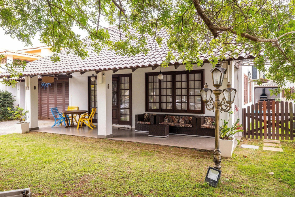 Ótima casa c/ piscina e 4 quartos em Jurere RDA030