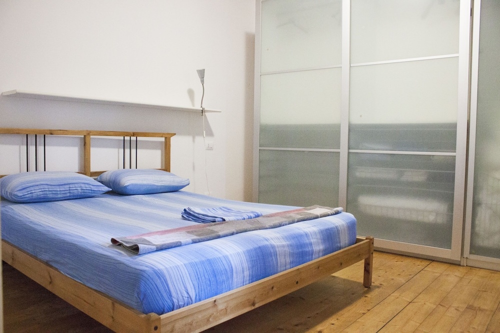 Nice Apartment in an English Style Building On the First Floor, With air Conditioning, Wifi and Sewing
