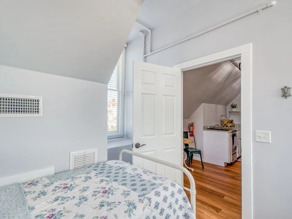 Chic Suite In Beautifully Updated Victorian 2 Bedroom Home
