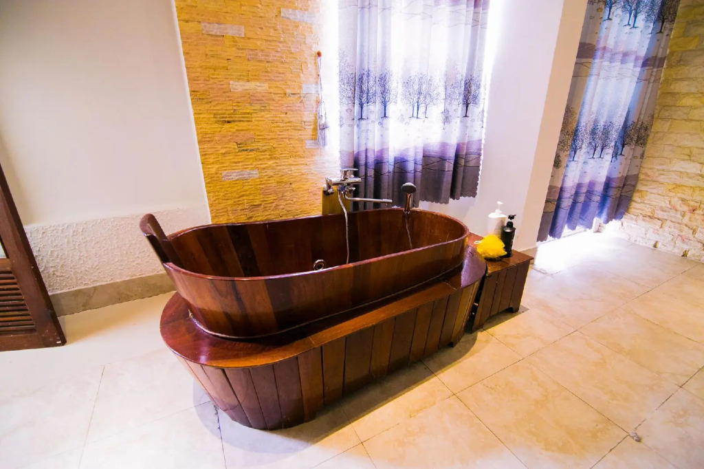 Phuong Dong Hotel and Apartment