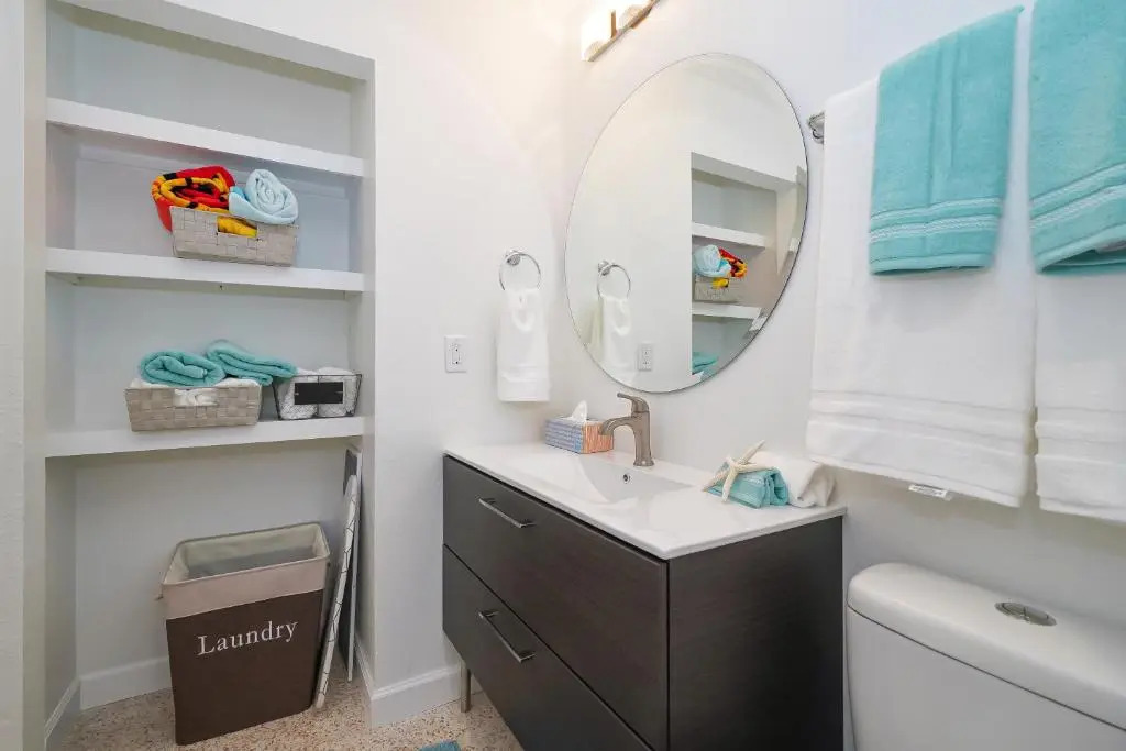 Modern & Fresh - Less than 3 miles to the Beach