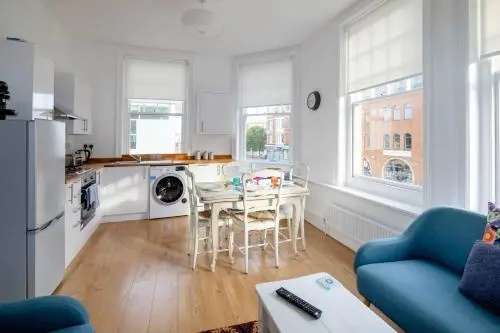 Bright & stylish 2 bed 1st floor apartment