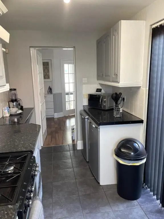 3 Bedroom House, with Free WiFi - Maples Properties Short Lets & Serviced Accommodation Hull