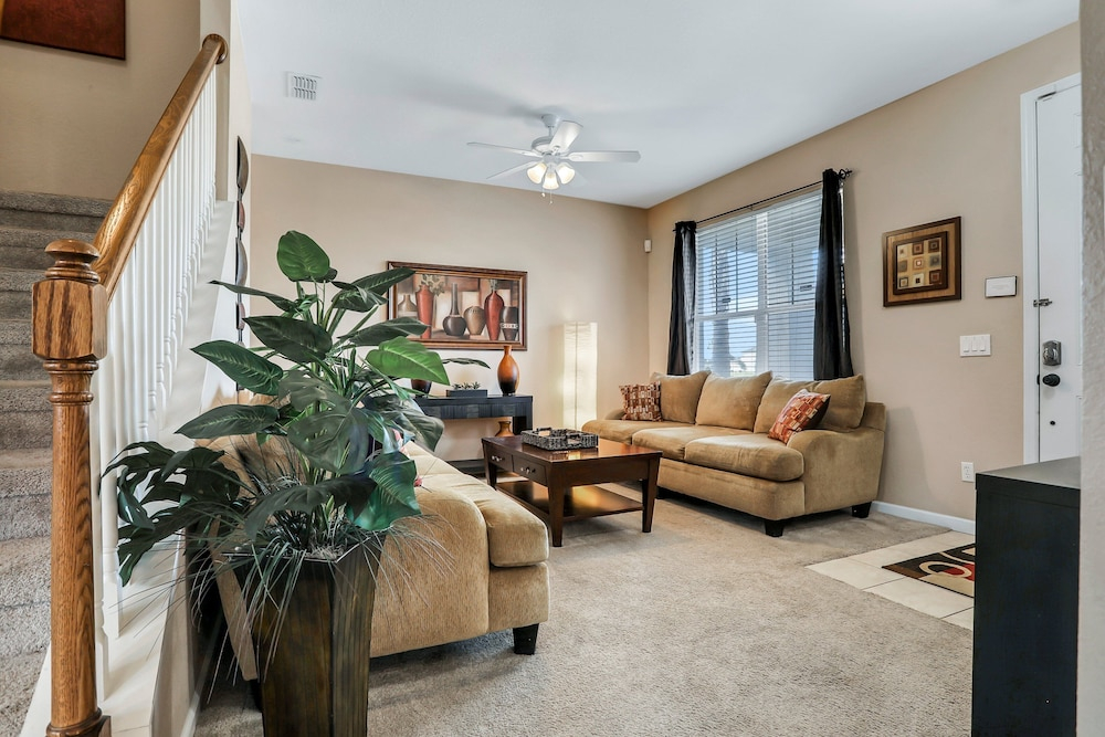 Beautiful Home Close to Theme Parks With Private Pool, AC & W/D - Dog-friendly