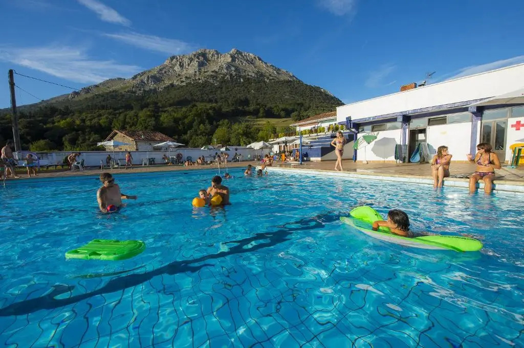 Uxarte -Alojamiento, restaurante y piscinas