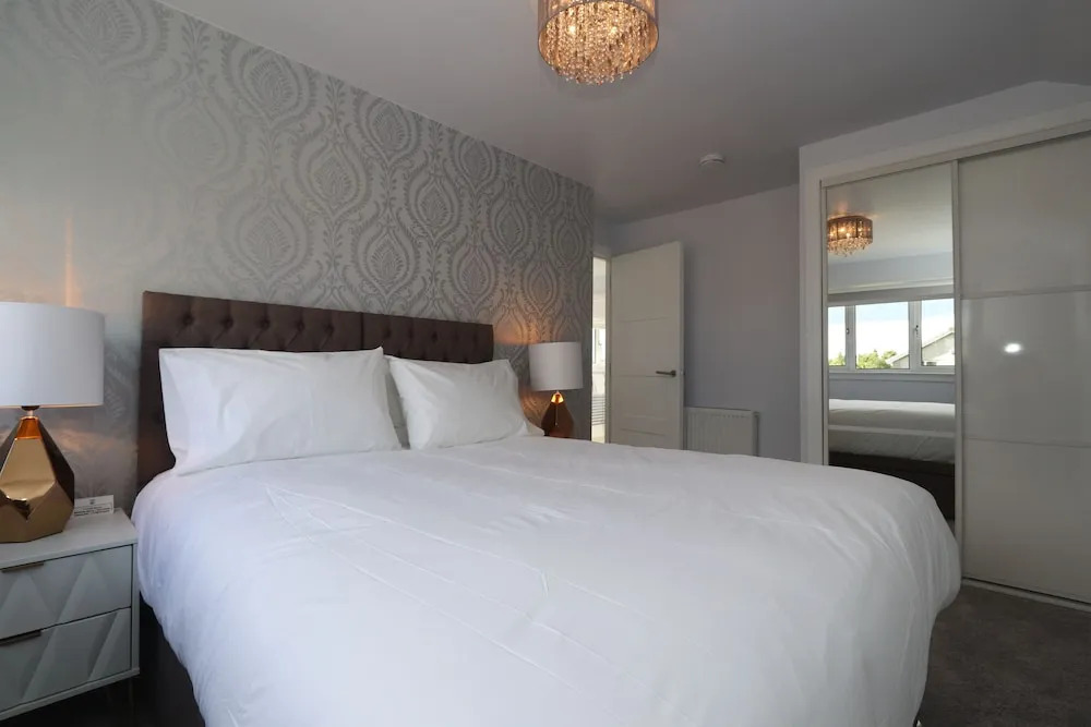 Dunfermline - Luxury 3 bedroom 2 bathroom detached house with garden