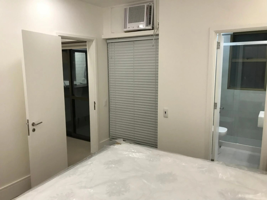 Flat com 65 metros; sala; duas suítes; cozinha Recém-reformado