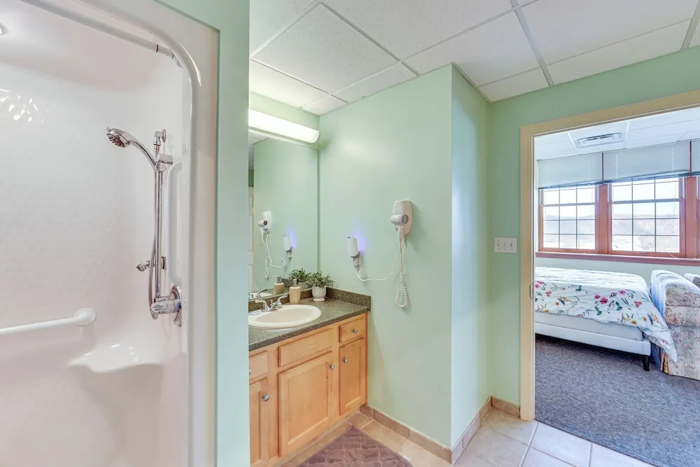 1 Mi to Allegheny River: New Kensington Studio!