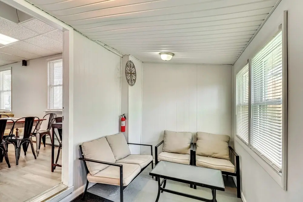 Cozy Keansburg Cottage: Walk to Beach & Boardwalk!