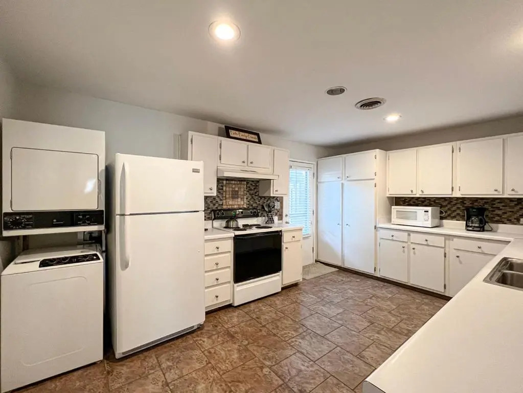 708 Queens Grant