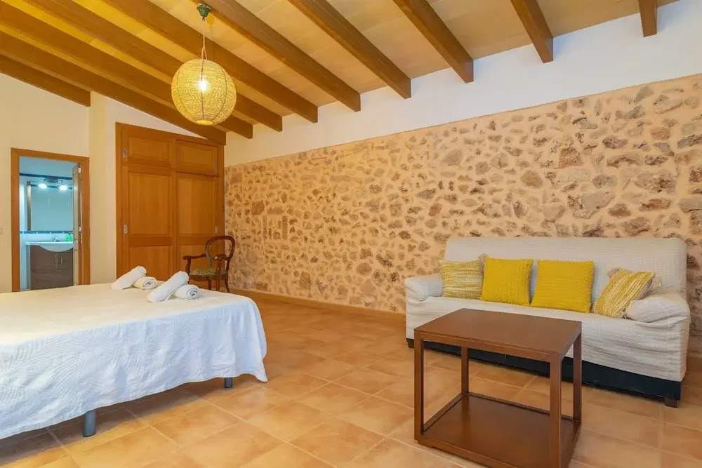 N Amera in Santa y With 5 Bedrooms and 5 Bathrooms