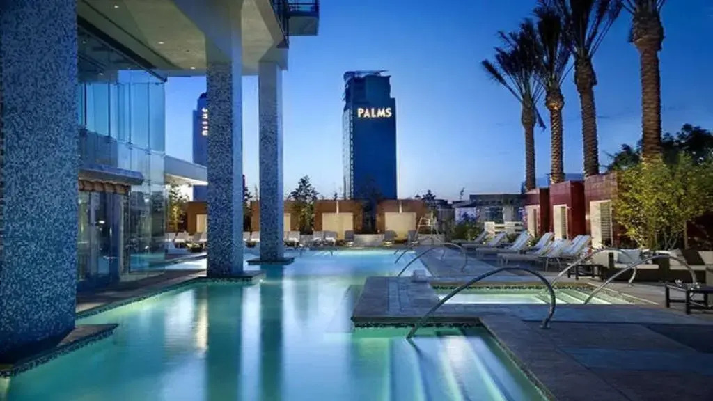 Strip Views Studio Suite 22