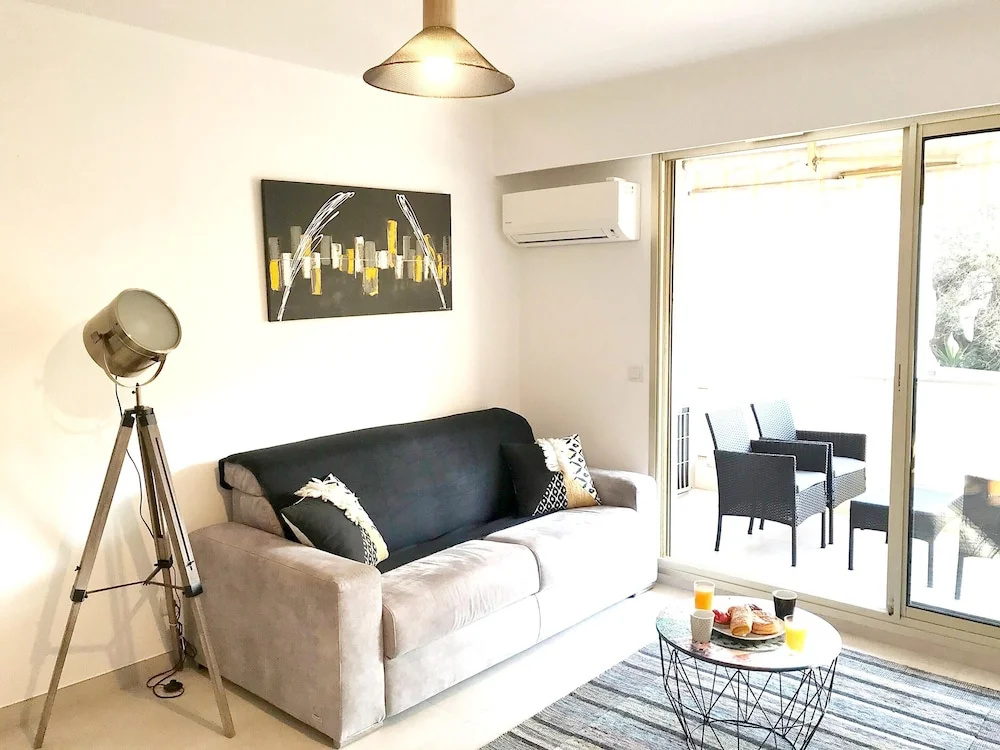 Apartment with One Bedroom in Antibes, with Wonderful City View, Furnished Terrace And Wifi - 550 M From the Beach