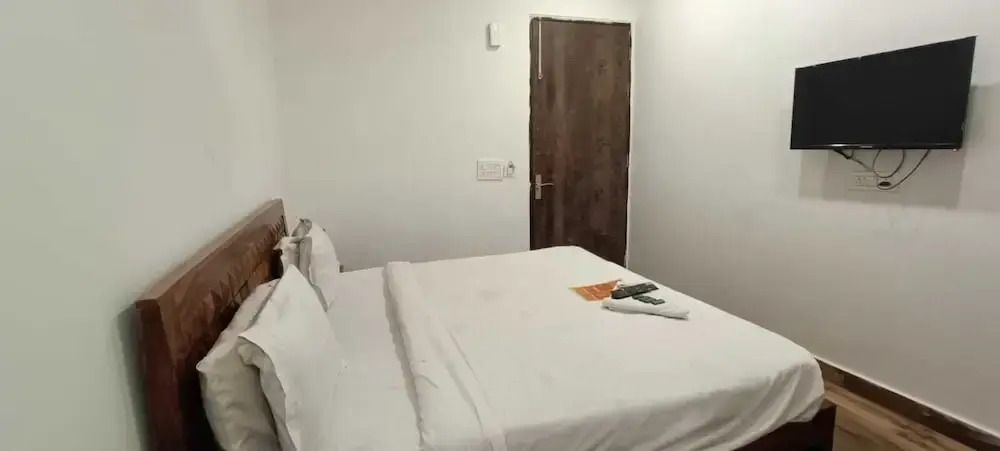 Roomshala Hotel Seven Near Aims