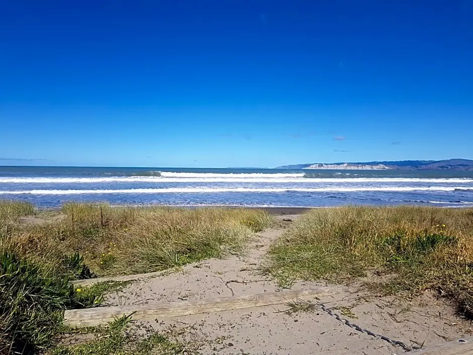 Whispering Sands Beachfront Motel